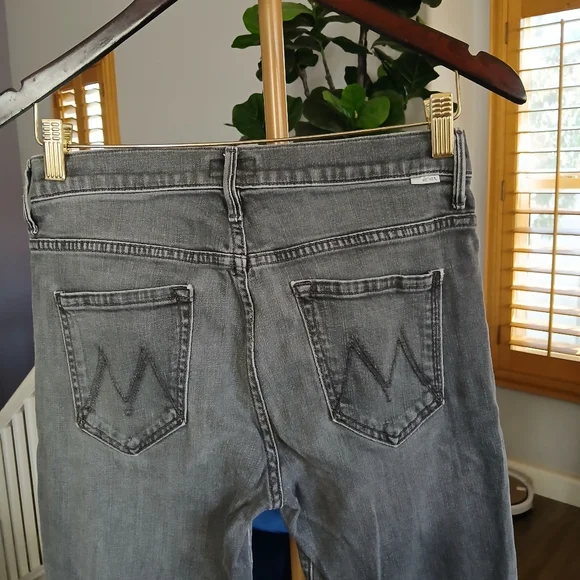Mother " The Insider Crop Fray" Wash: To the Moon and Back. Size 28